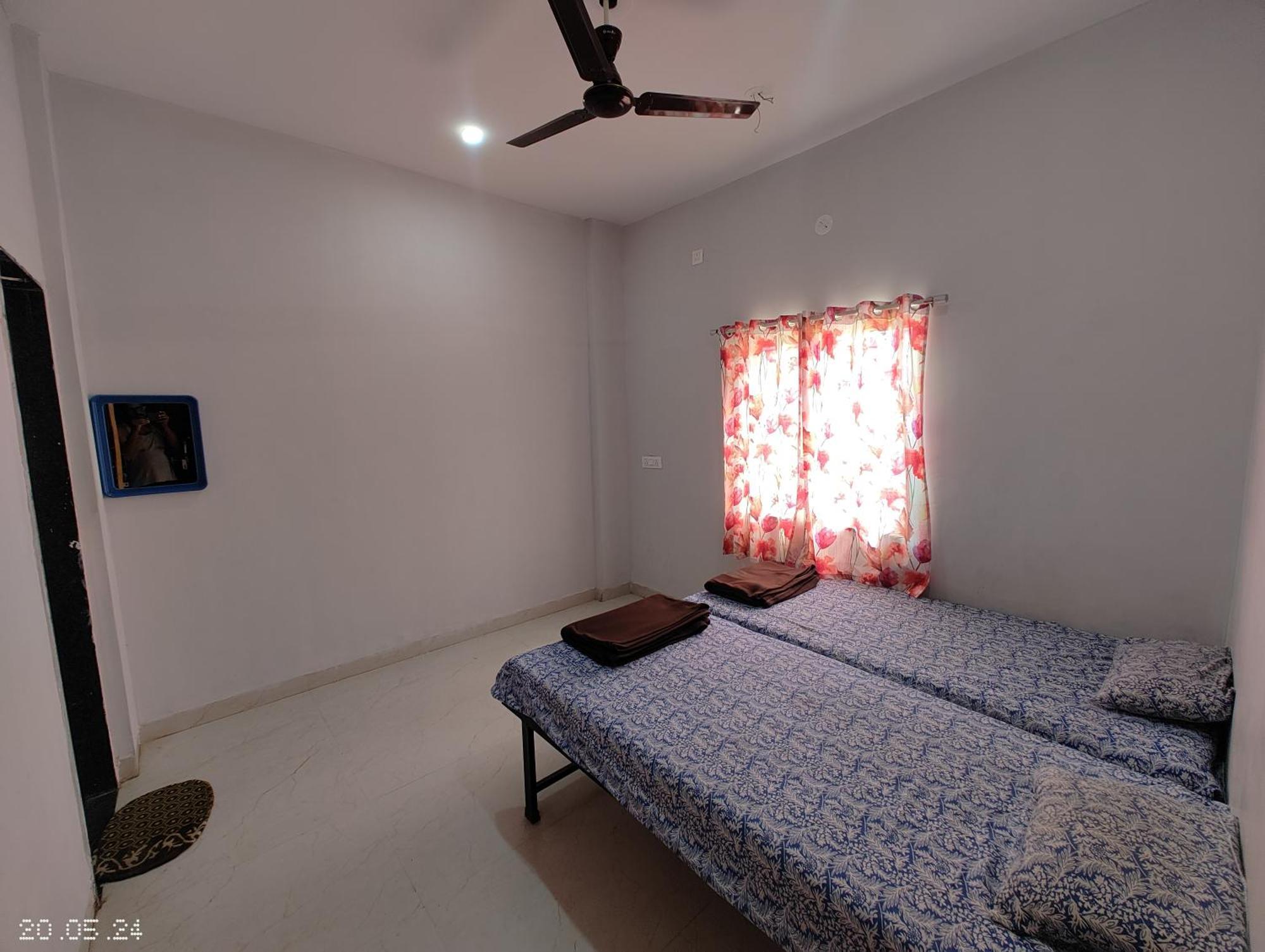 Hotel Aadishkti Bhakt Nivas à Tuljapur Extérieur photo